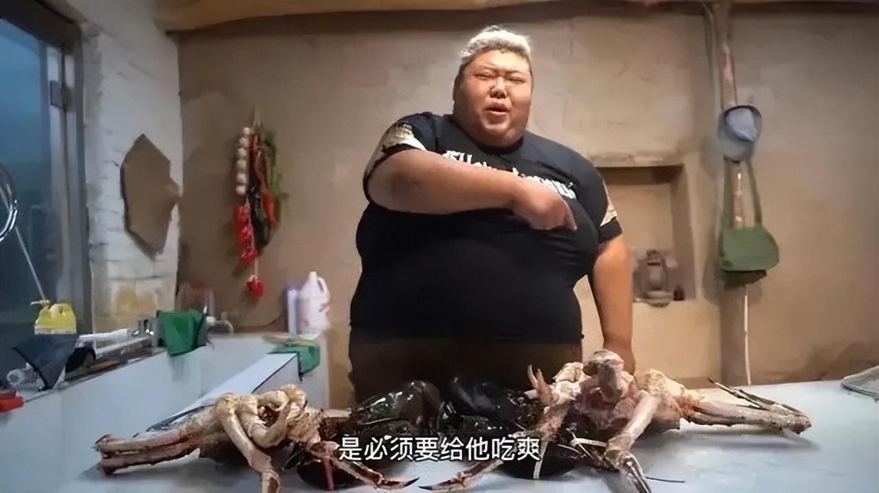 侯百万开始当吃播