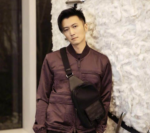 回顾一孕妇产下四胞胎政府赞助他们出国留学如今老板是谢霆锋