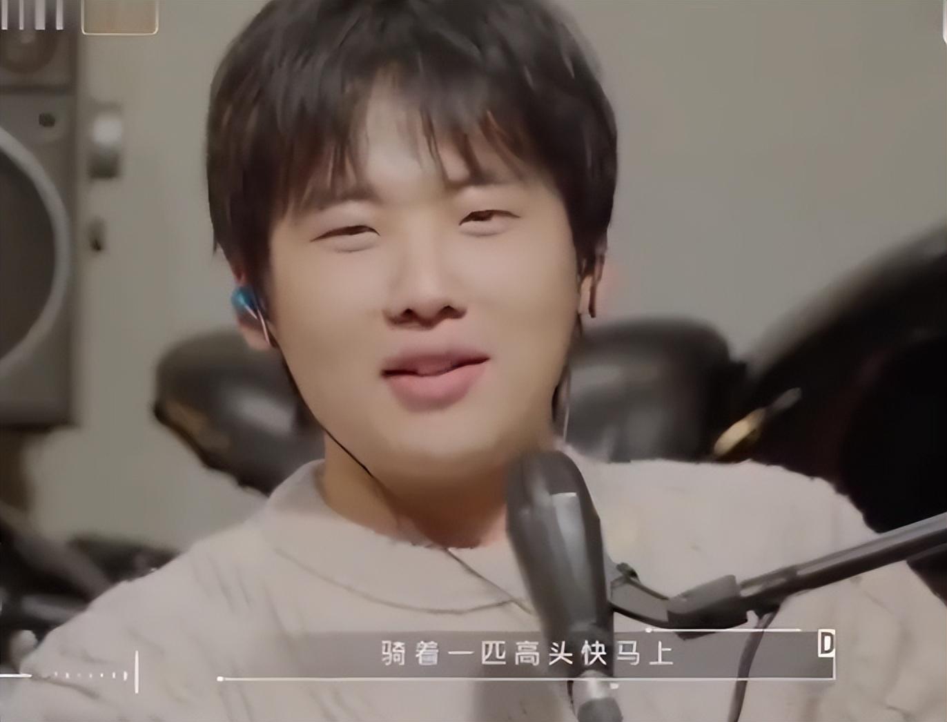 如果说梁朝伟和赵丽颖的低学历是因为贫困而造成的,那么郭麒麟的情况