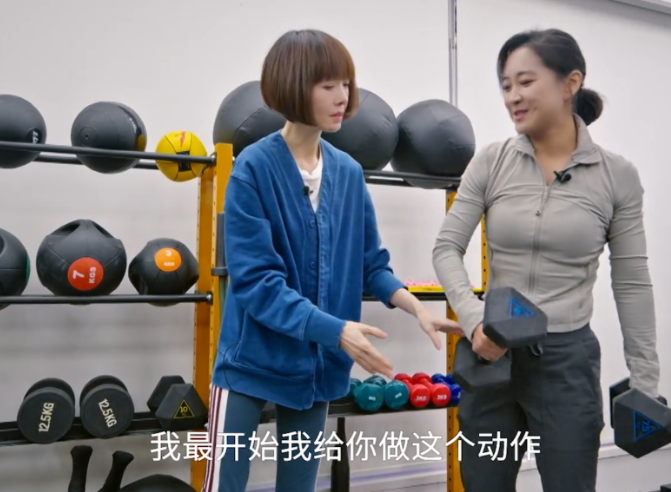 好家伙41岁贾玲和53岁鲁豫同框饿瘦和运动瘦的差距一目了然