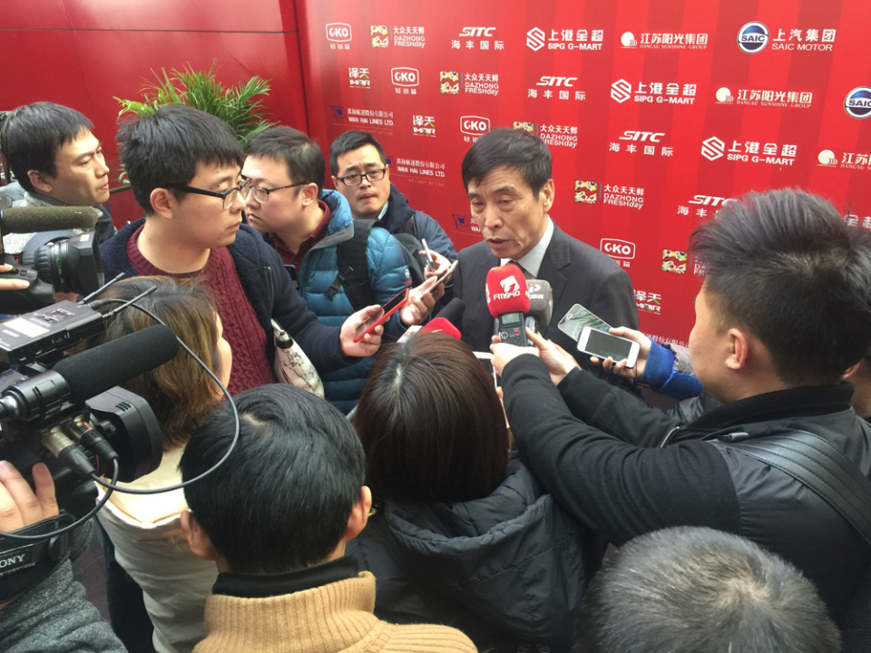 李璇:申花球迷居然喊了"枪毙陈戌源"!球迷:真上海人的幽默感