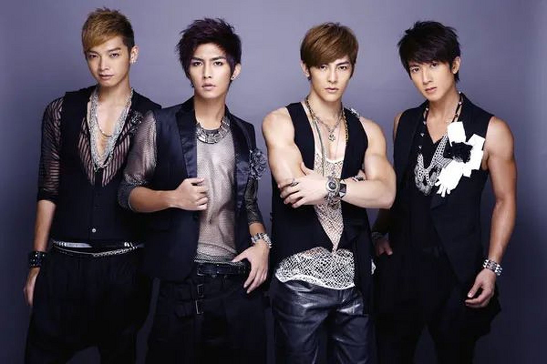 飞轮海成员吴尊,汪东城,辰亦儒和炎亚纶曾是火遍大江南北的偶像组合.