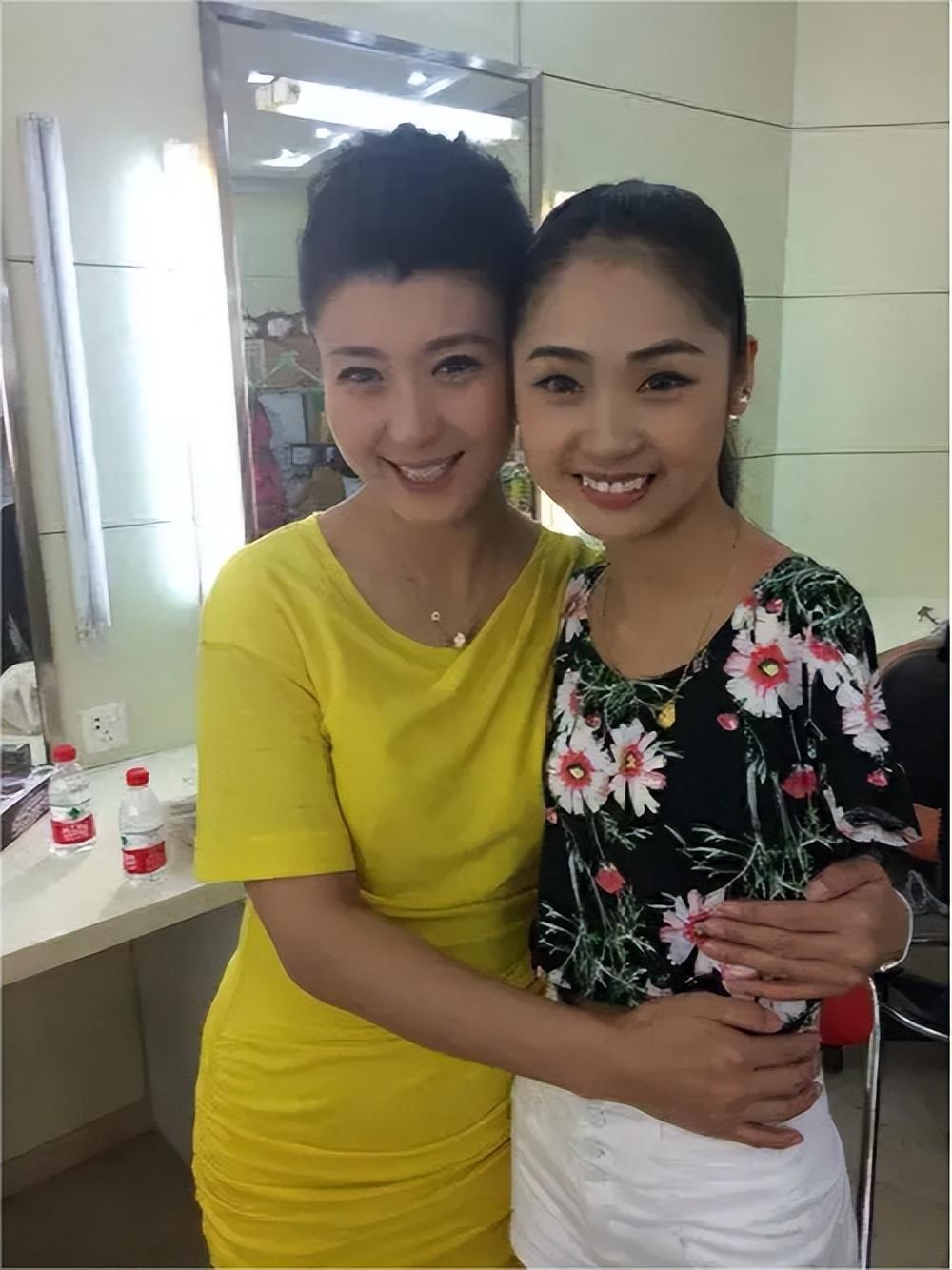 回顾无臂女孩杨佩9岁失去双臂一度靠乞讨为生如今逆袭成大老板