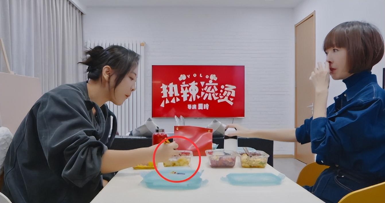 当时,贾玲和鲁豫一起吃饭,也就是减脂餐,各种蔬菜和鸡胸肉再给你抹点