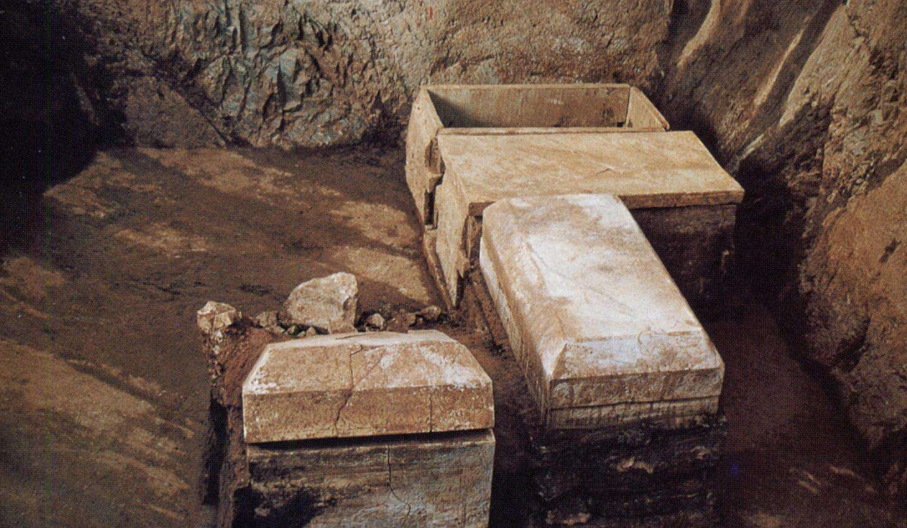 20年湖北老人独居古墓30年一生未婚无子女直言人心比鬼可怕