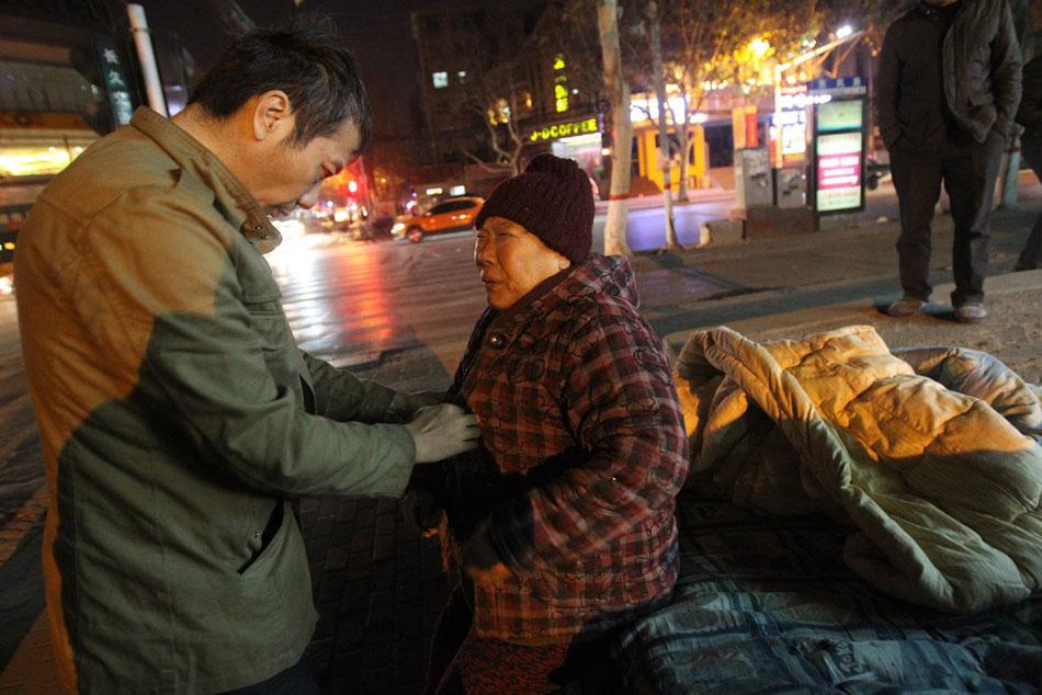 2015年初郑州72岁老太露宿街头等儿子回家儿子就在百米外网吧