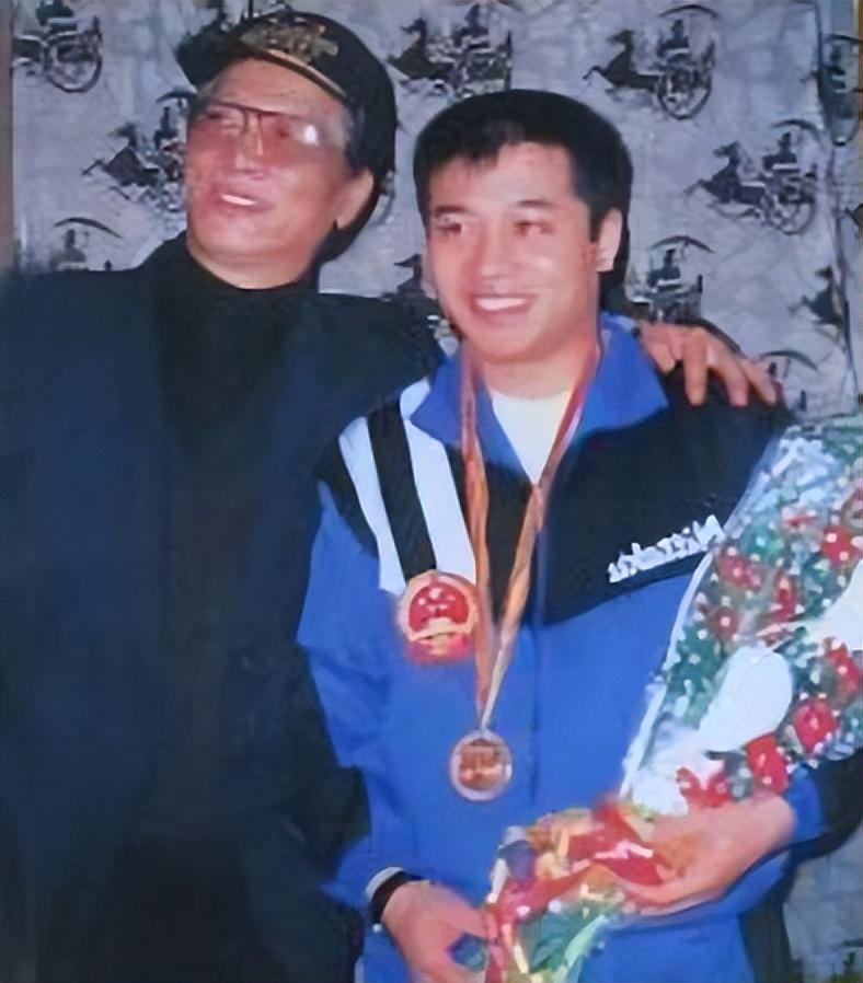 回顾乒坛国手王涛退役升少将感谢蔡振华重用人到中年更爱发妻