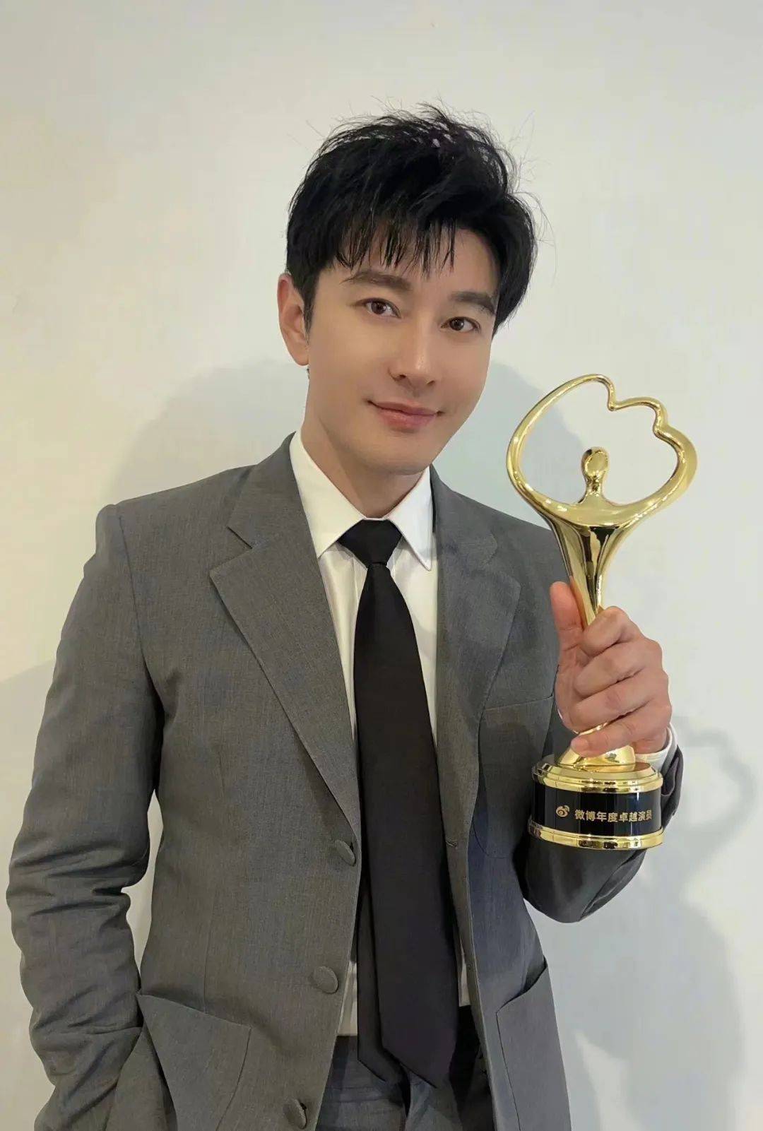 黄晓明深夜手机来电不断!表妹战胜日本,发声:你是我们的骄傲