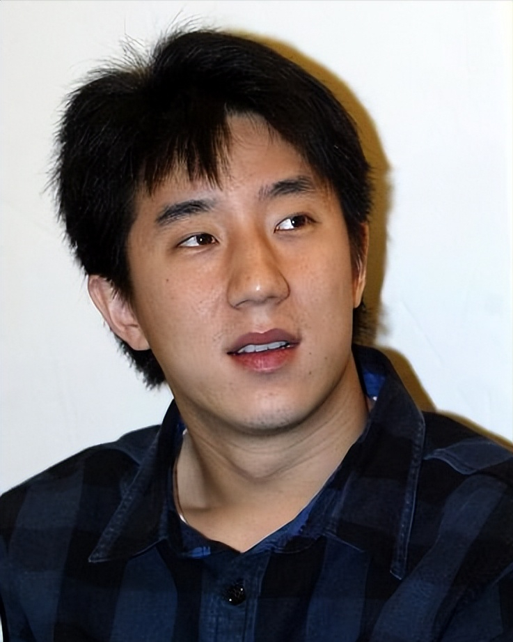 单眼皮小眼睛,大鼻子,组合在一起难看至极.