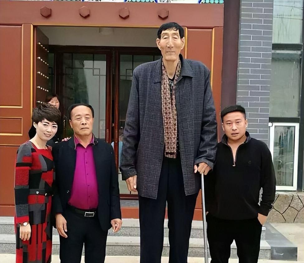 回顾236米巨人鲍喜顺不听医生劝告执意生下儿子今生活幸福美满
