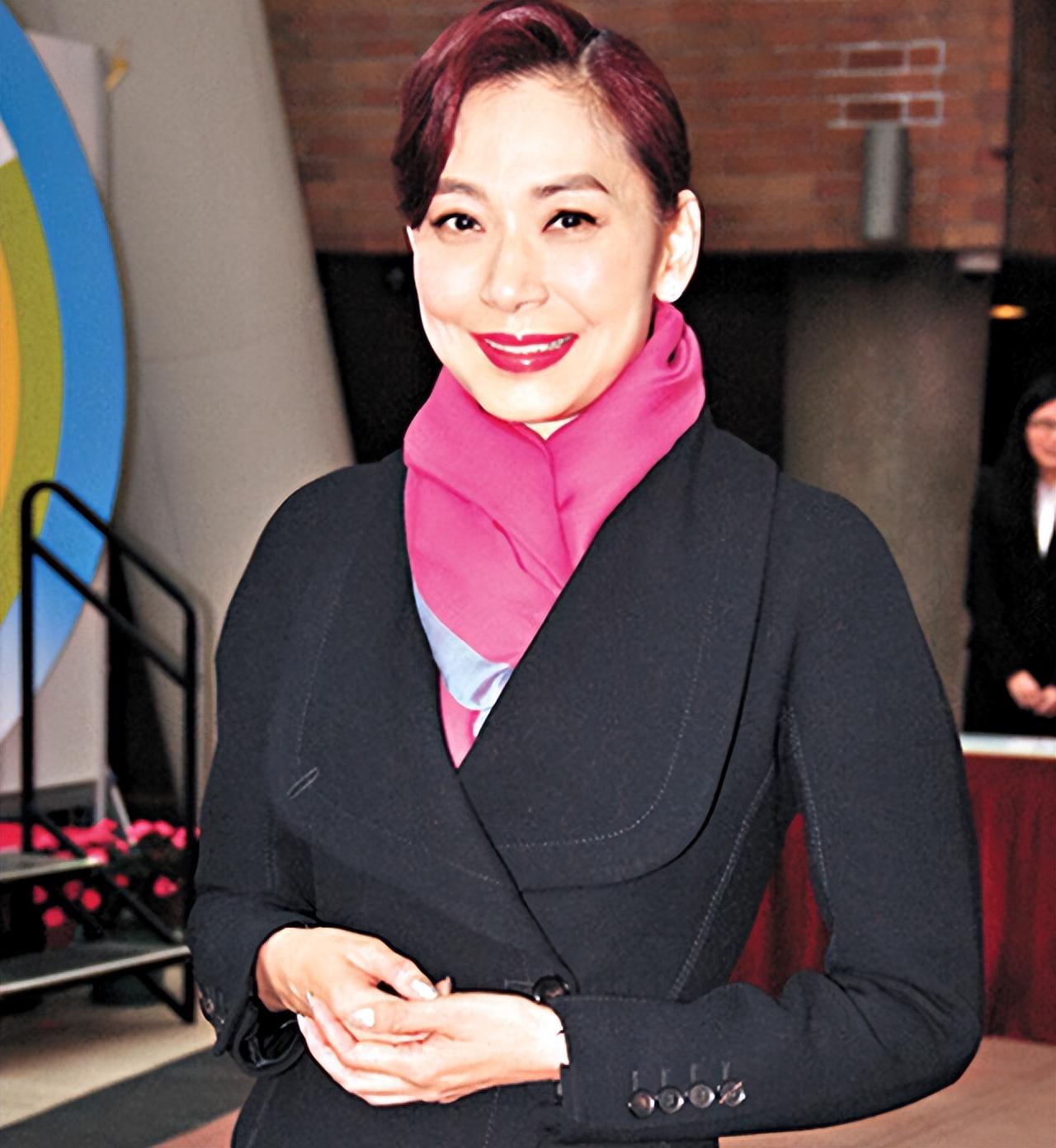 回顾邝美云14岁养家38岁成亿万富婆给内地捐了50多座学校