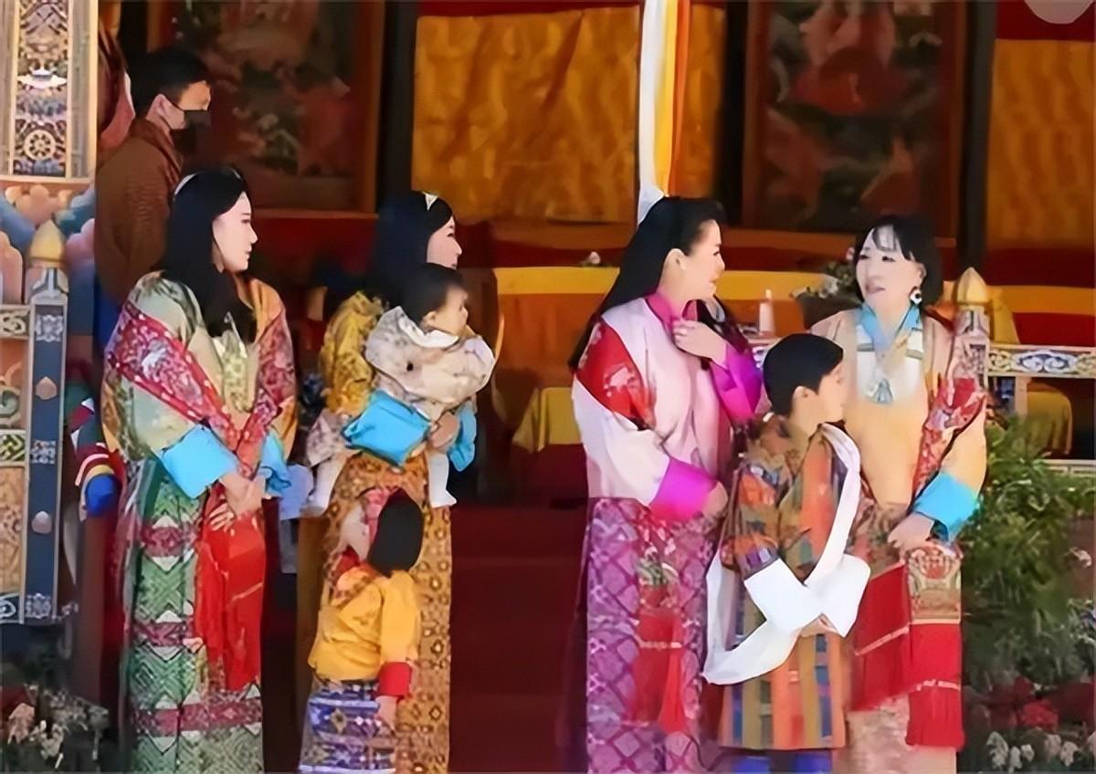 回顾17岁登位的不丹国王娶同胞4姐妹连生10个孩子51岁退位让贤