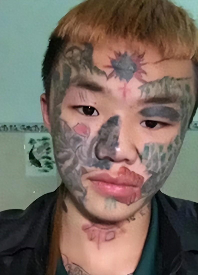 回顾14岁少年满脸纹身被父亲赶出家门找不到工作如今怎样了