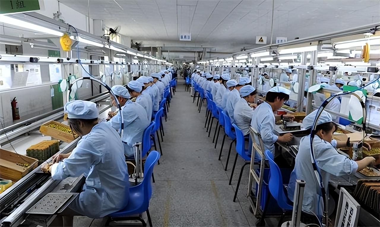 由于学历不高,找到的工作都是收入微薄,工作环境恶劣的劳动力岗位.