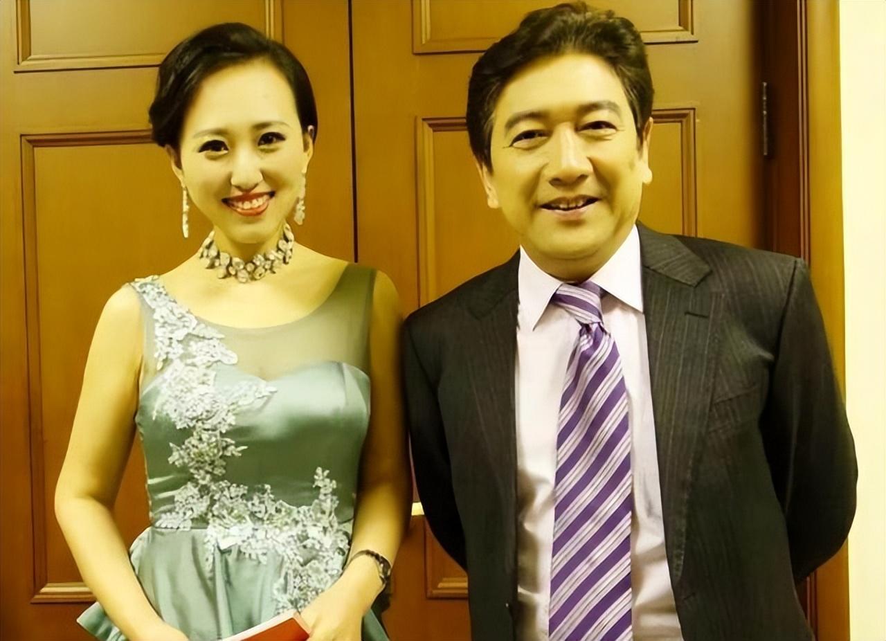 回顾:水均益在加拿大与富婆合影,女方身材火辣颜值高