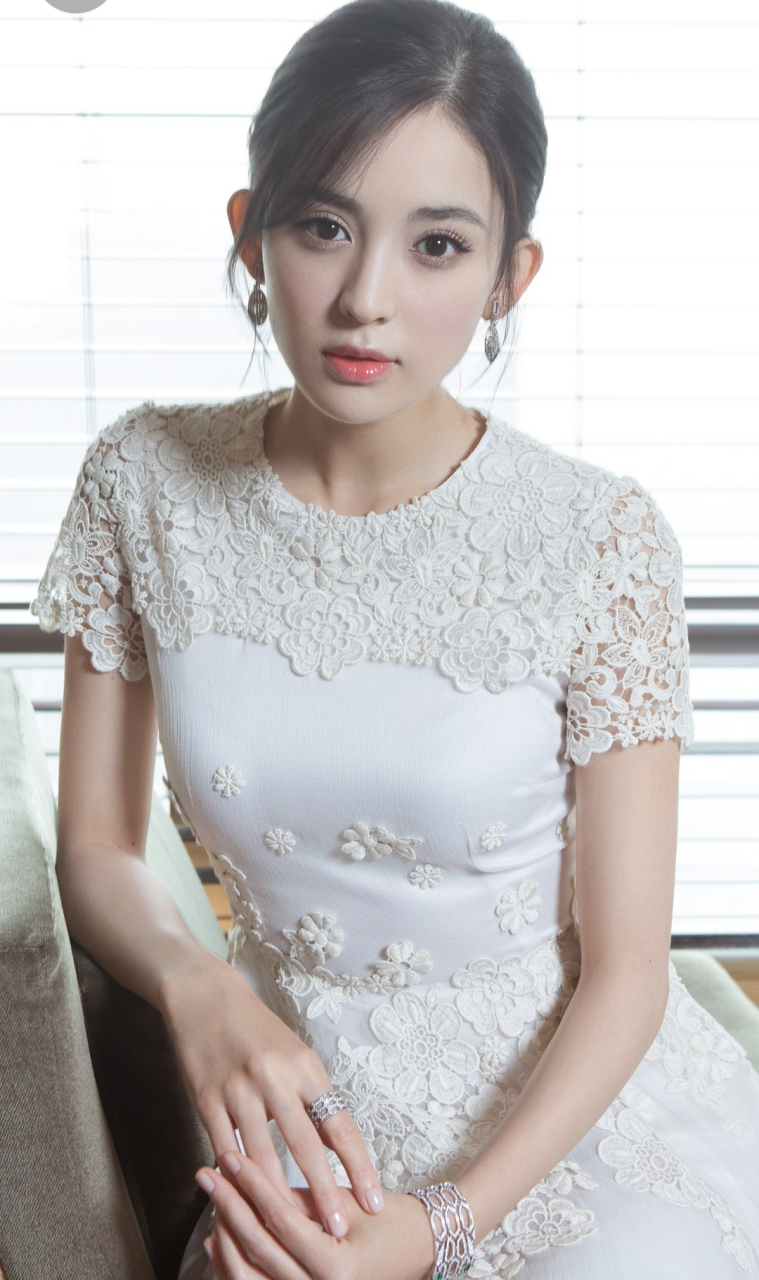 古力娜扎也到了米兰时装周,年轻漂亮有朝气的娜扎的外形可以说是最为