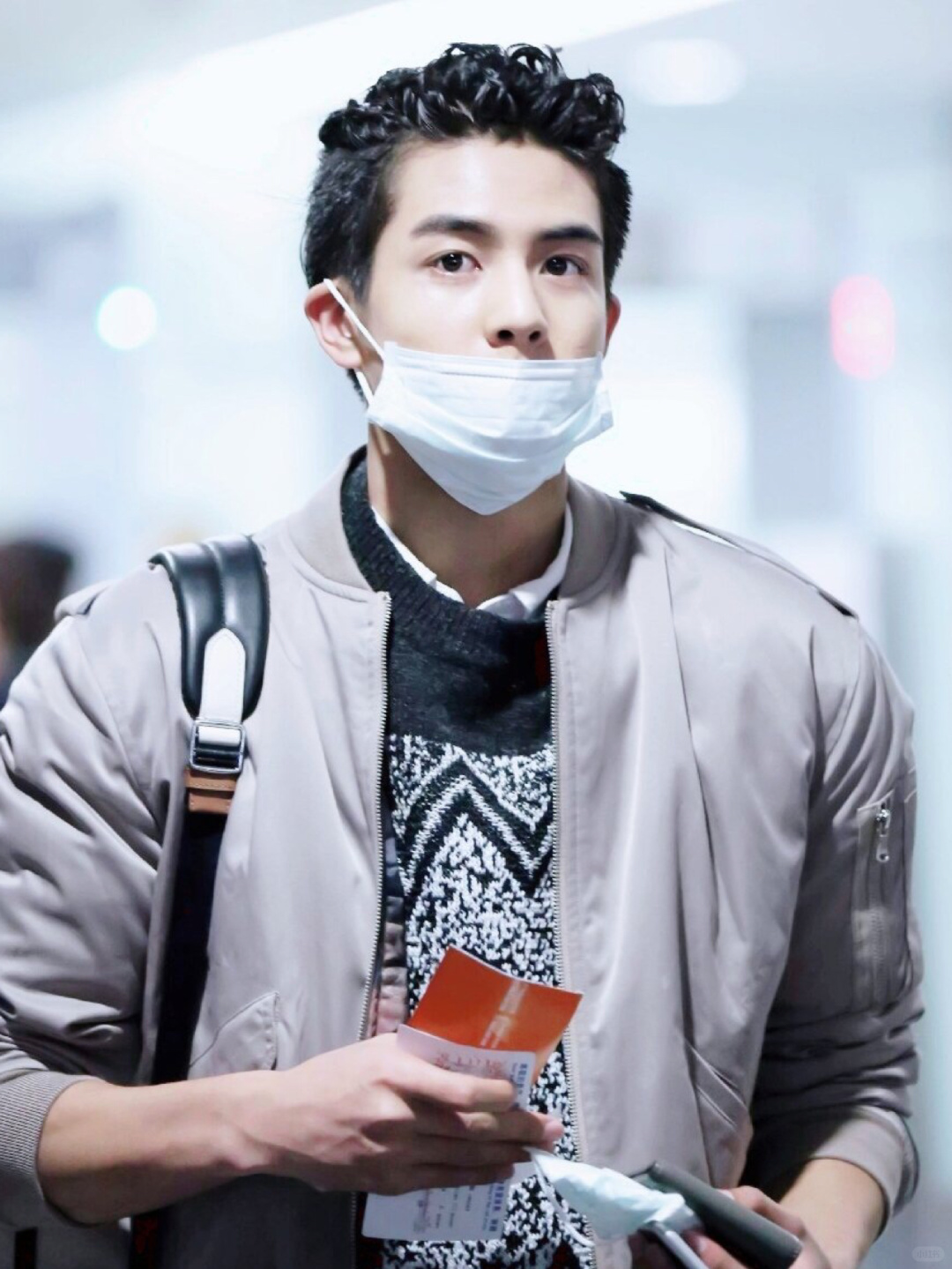 宋威龙:16岁新星应龙,机场照曝光,半妖倾城发型抢镜!