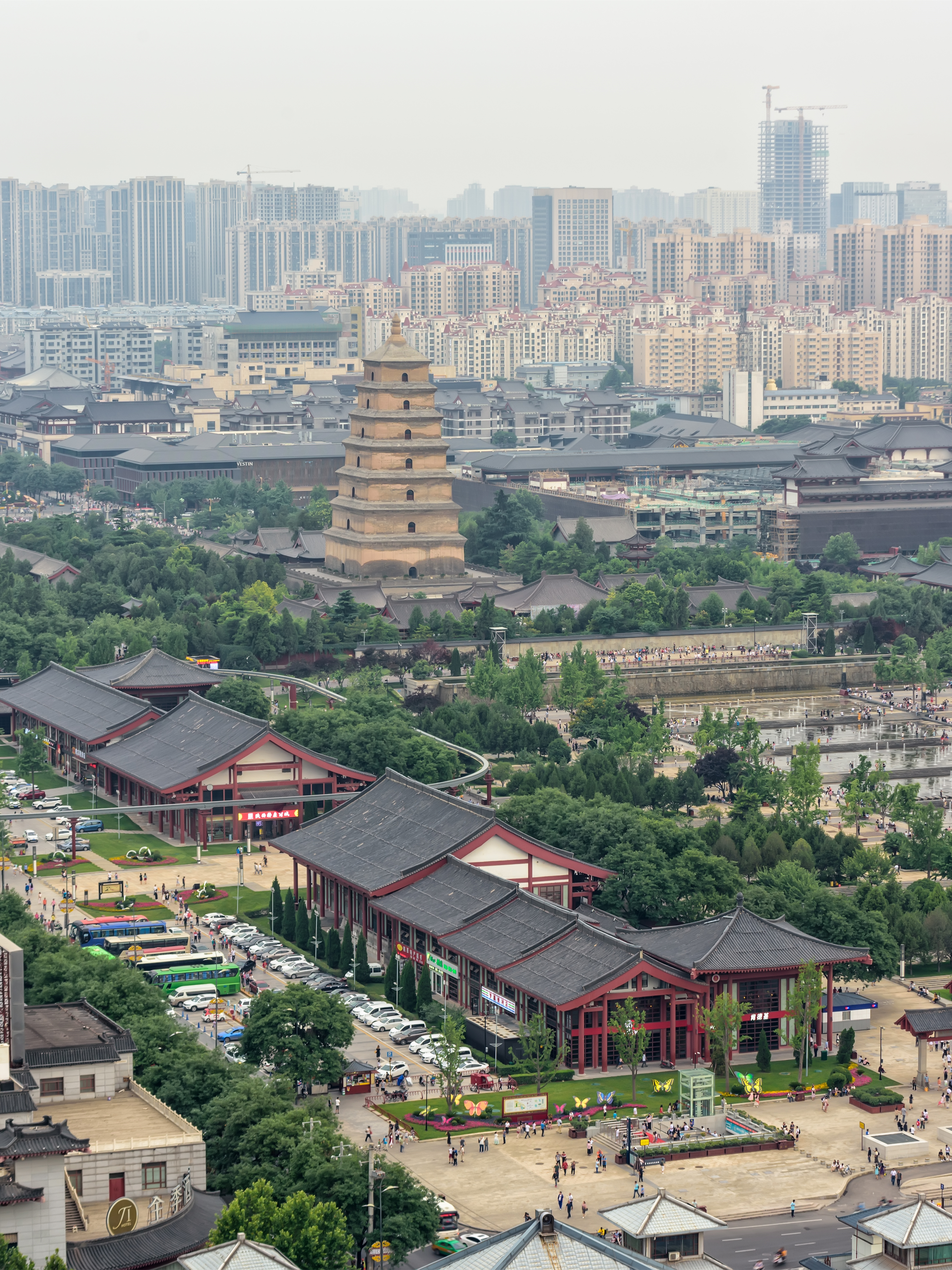 西安,这座古老而神秘的城市,以其丰富的历史文化和壮丽的古迹吸引着