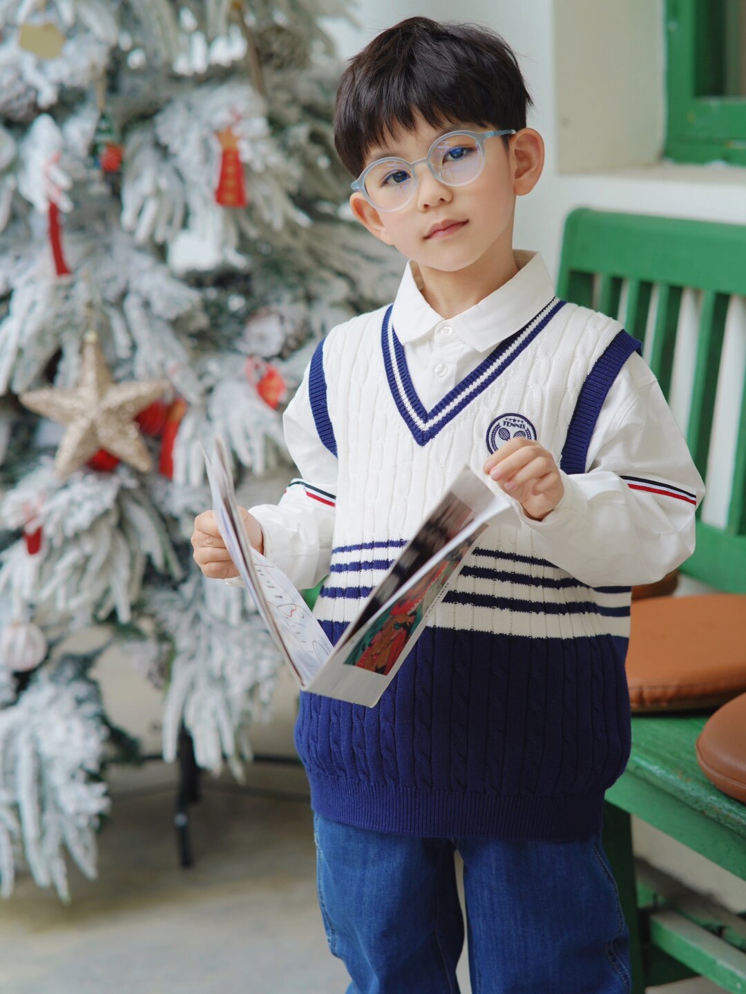 的他,是不是让你想起了小说中那个在喧闹操场上安静看书的男主角呢?