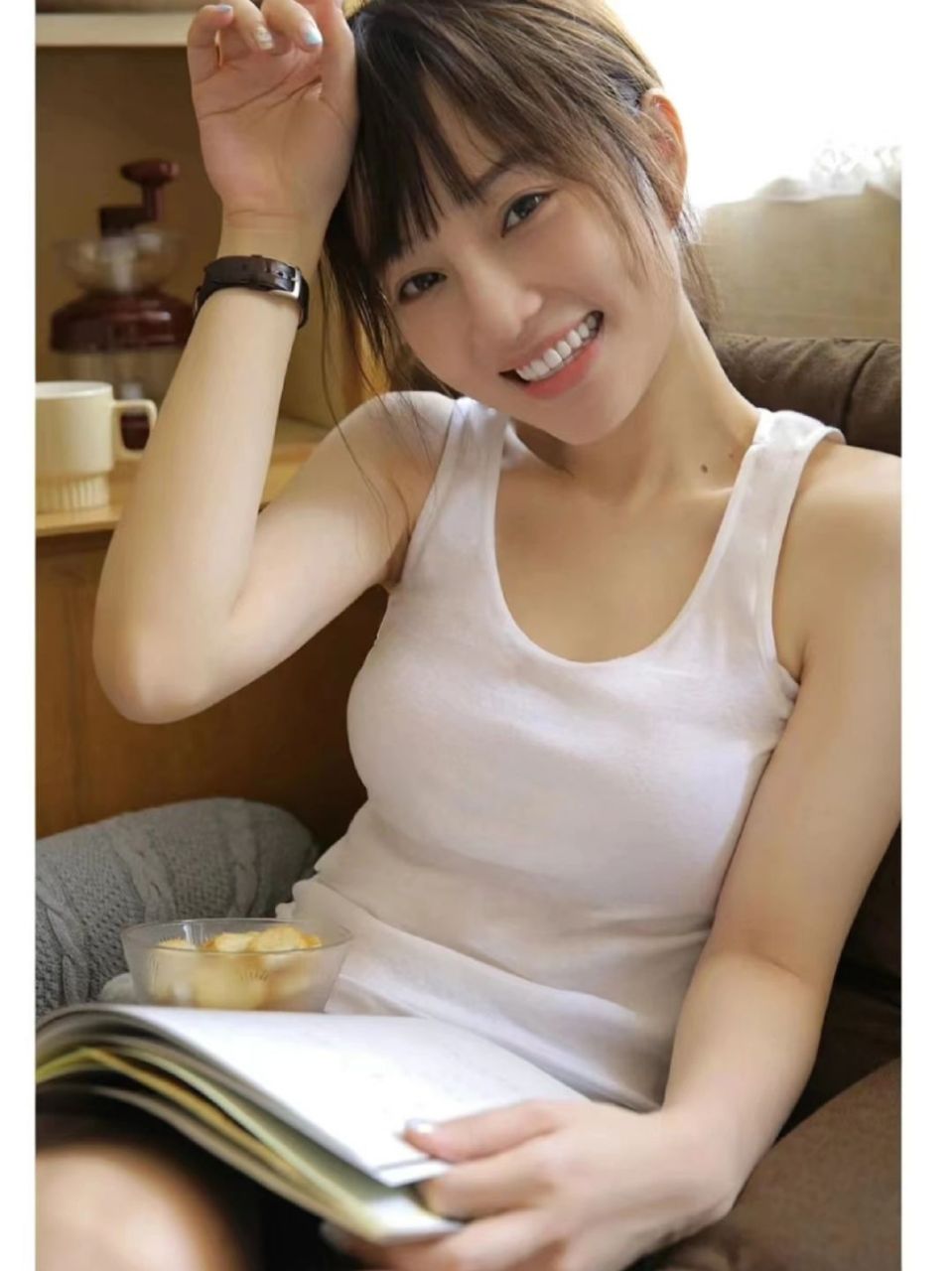 我看到李小璐的近照,感觉真是难以置信,42岁的李小璐保养的也太毫了