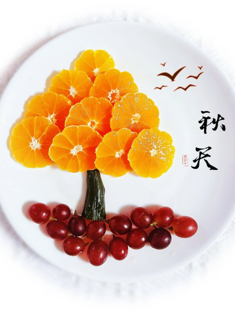 水果拼盘-秋天  秋意盎然的水果拼盘  秋日的阳光透过窗户,洒在温馨的
