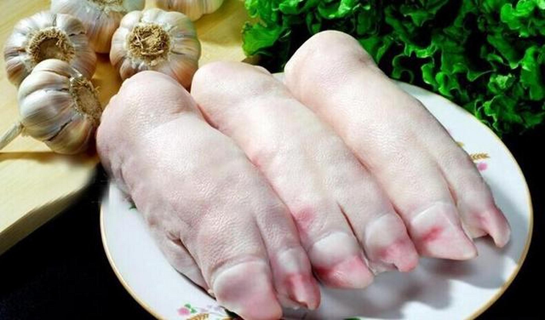 猪蹄的功效与作用 猪脚中含有大量的胶原蛋白,使皮肤不易皱缩.