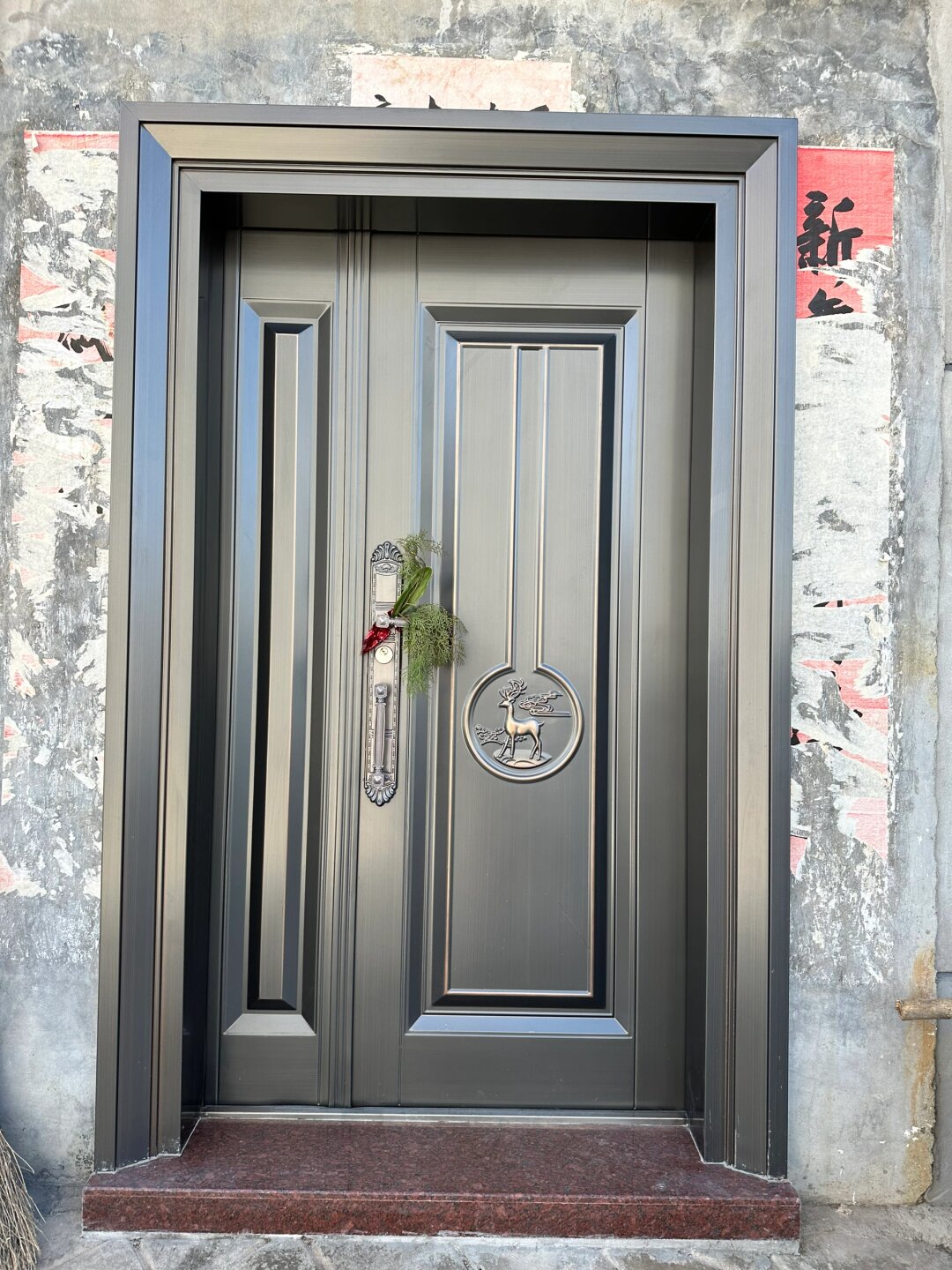 这款门的设计简约而不失格调,锌合金的材质让它显得既坚固又美观