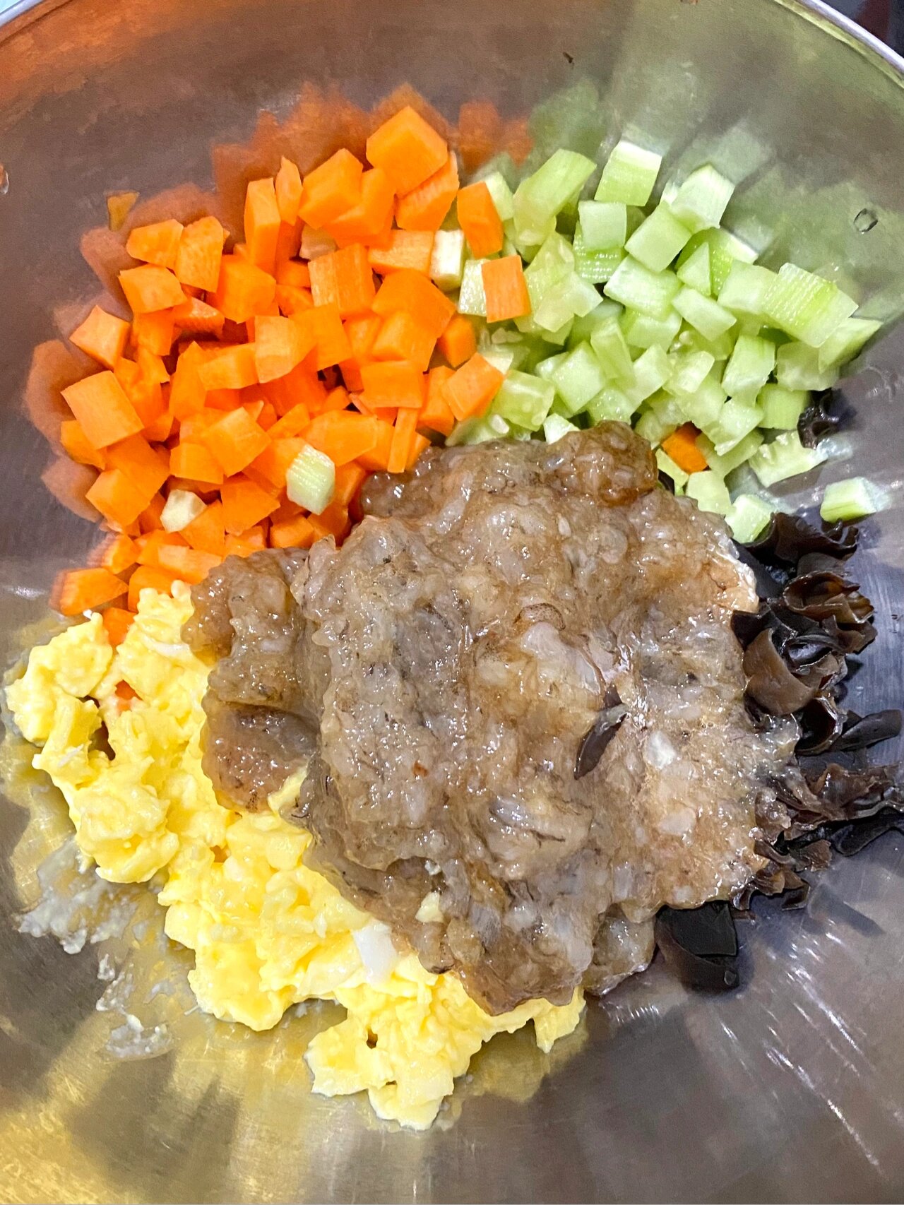 材料有黄瓜丁胡萝卜丁木耳碎炒蛋还有灵魂虾