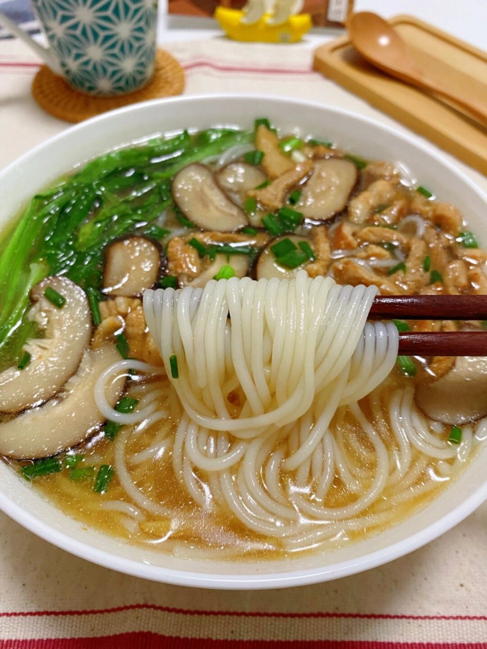 原味猪肉汤米粉 汤鲜味美 做法简单(教程)  一人食晚餐:家常香菇猪肉