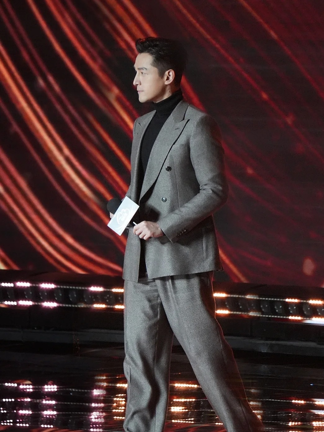 胡歌他身着阿玛尼西服套装亮相微博之夜,完美展现其绅士儒雅气质,让我