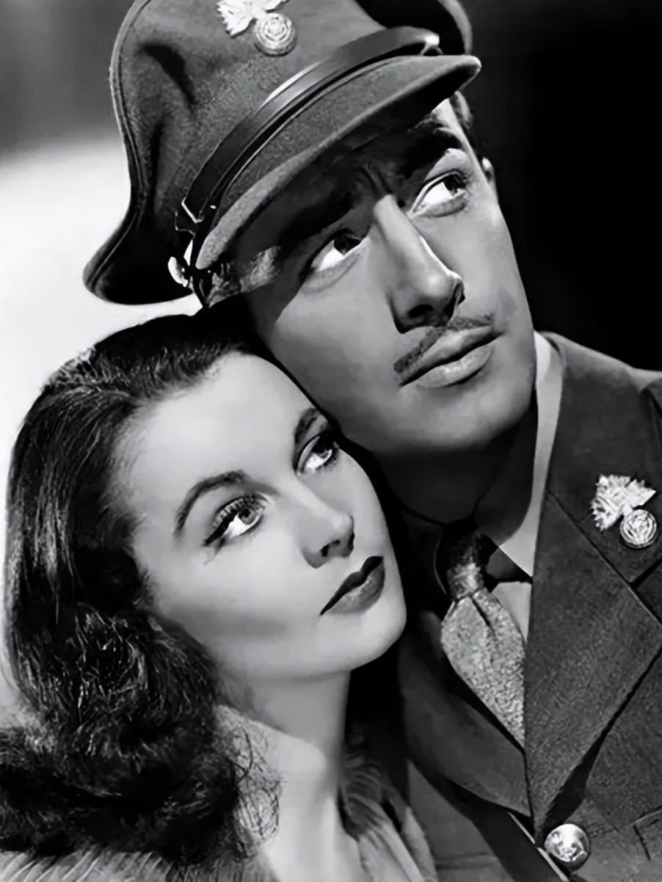 "小胡子男神"罗伯特·泰勒:侧颜如雕塑,与费雯丽银幕绝配  罗伯特·