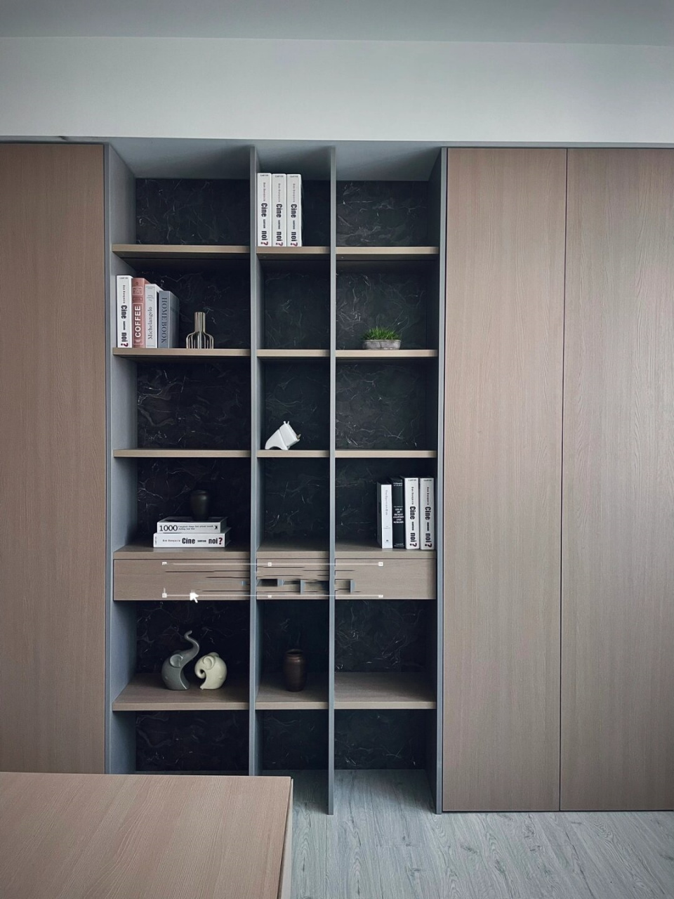 意式极简轻奢书柜设计～沉静式书房  99 当我们走进这个书房,仿佛被