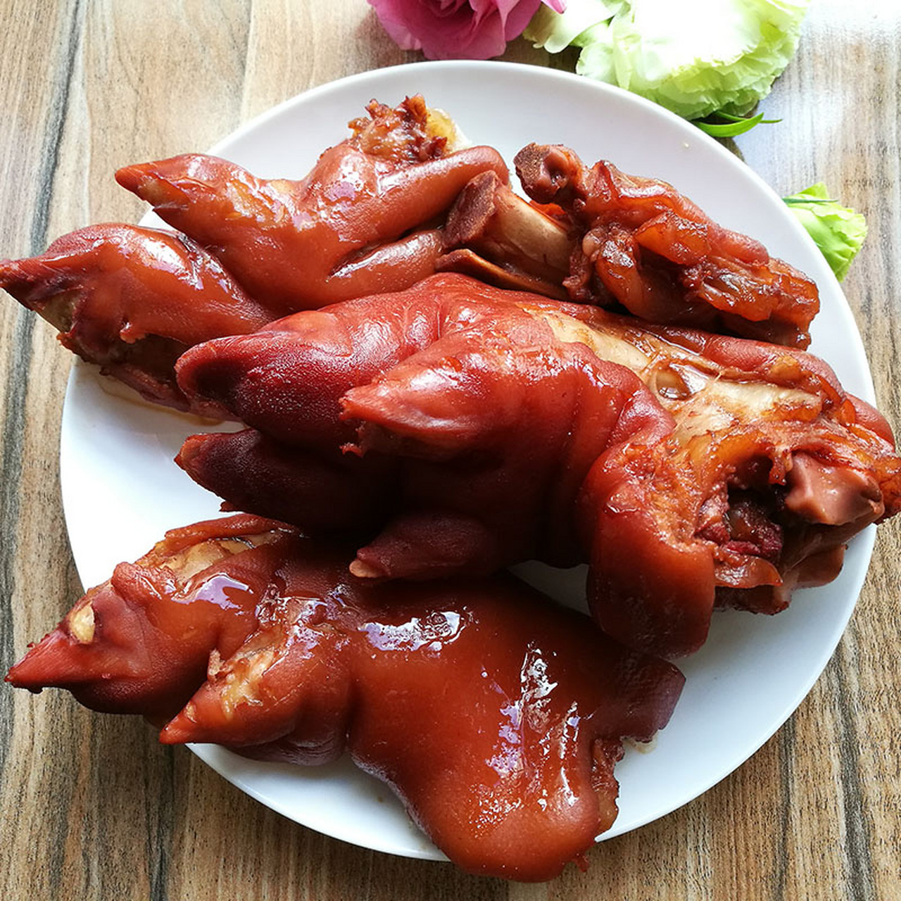 猪蹄的功效与作用 猪脚中含有大量的胶原蛋白,使皮肤不易皱缩.