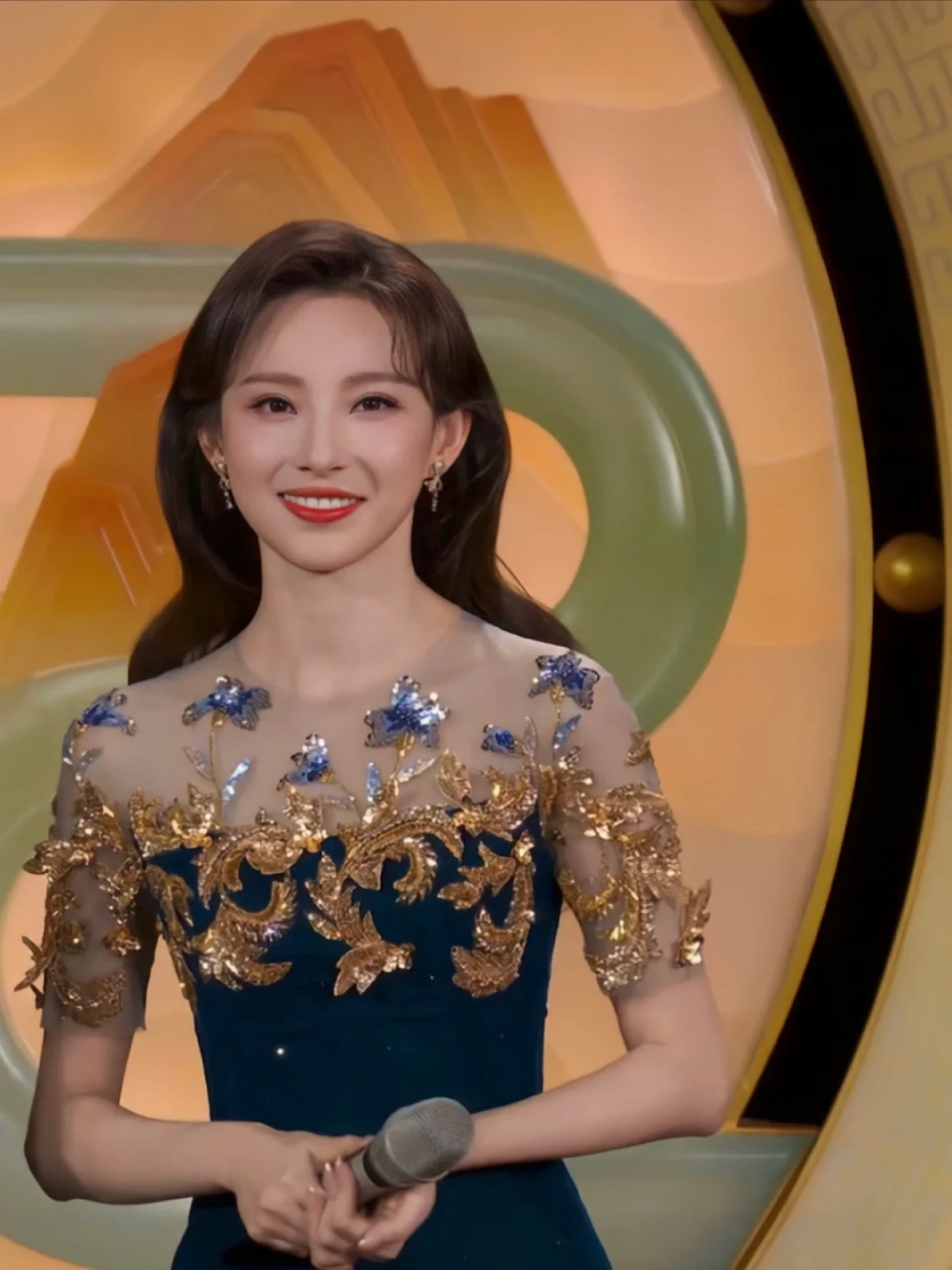 蓝裙闪耀,马凡舒元宵夜成焦点  央视主持人马凡舒身着一袭闪闪发光的