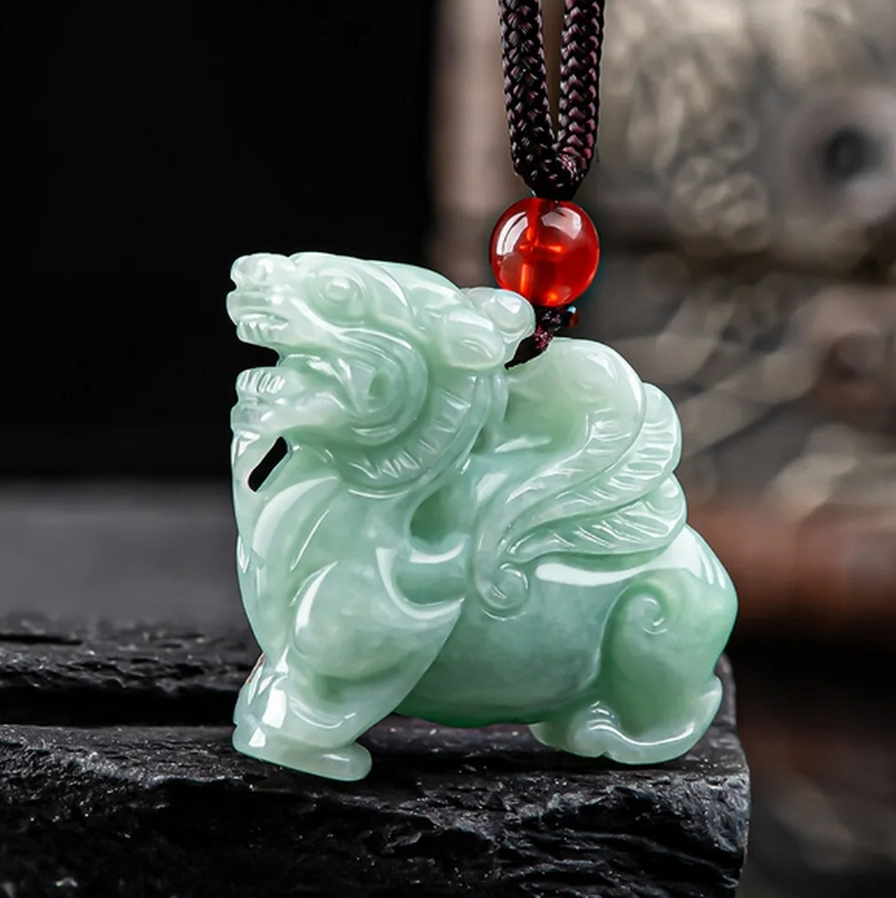 这种样式通过精湛的"雕工"技艺在翡翠上刻画出貔貅的雄壮形象和细节