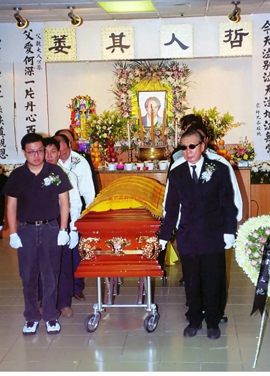 1997年,林正英葬礼现场,女友苑琼丹泣不成声,哭成泪人!