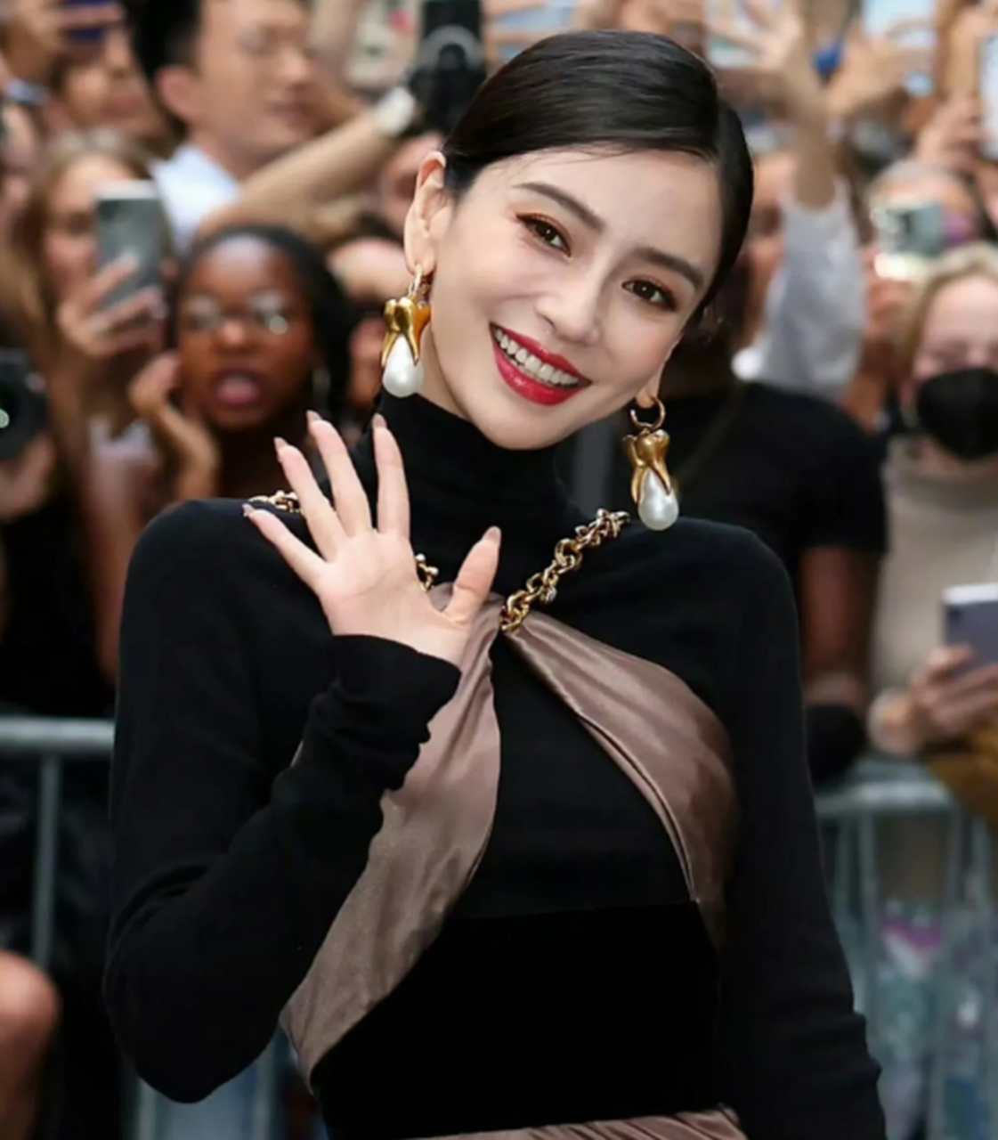 一位知情人爆料称,杨颖参与的综艺节目《奔跑吧》已经不再给予她飞行