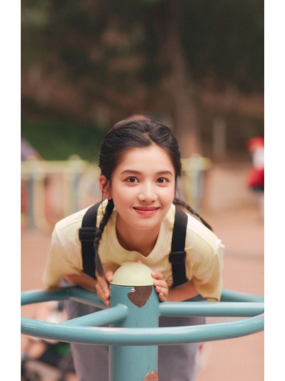 张婧仪游乐场青春写真直击心灵,一见倾心的公主风壁纸你值得拥有!
