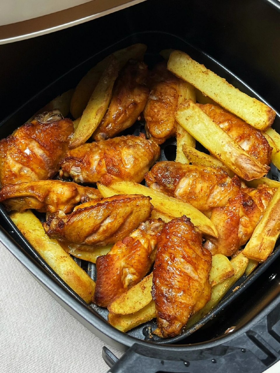 今天我要和大家分享一个超级美味的空气炸锅版奥尔良烤翅土豆的做法!