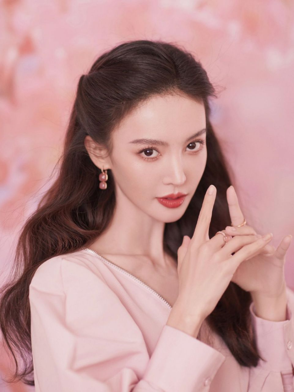 金晨元宵晚会惊艳造型背后  我将带你走进金晨今晚元宵晚会的幕后世界