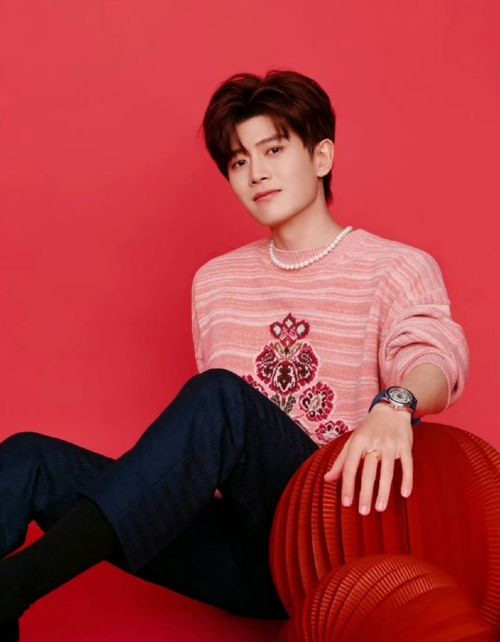 任嘉伦元宵节营业穿搭同款  他穿的那件红色嵌花针织毛衣真的太好看啦