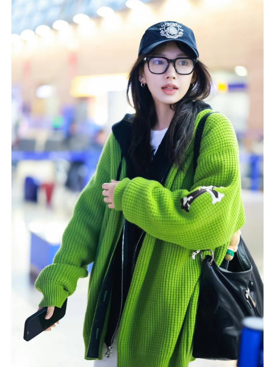 绿色开衫好清新 程潇早春穿搭  宝子们98,我偶然看到女星程潇的机场