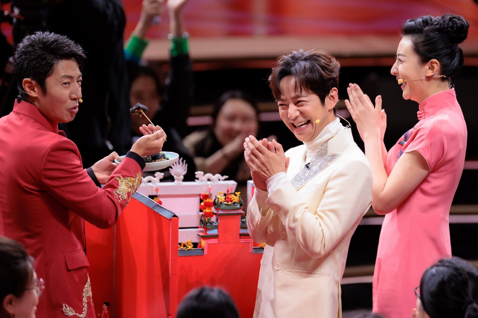 何炅撒贝宁央视元宵晚会坐一桌,撒贝宁问何老师来一号厅的感受,何炅