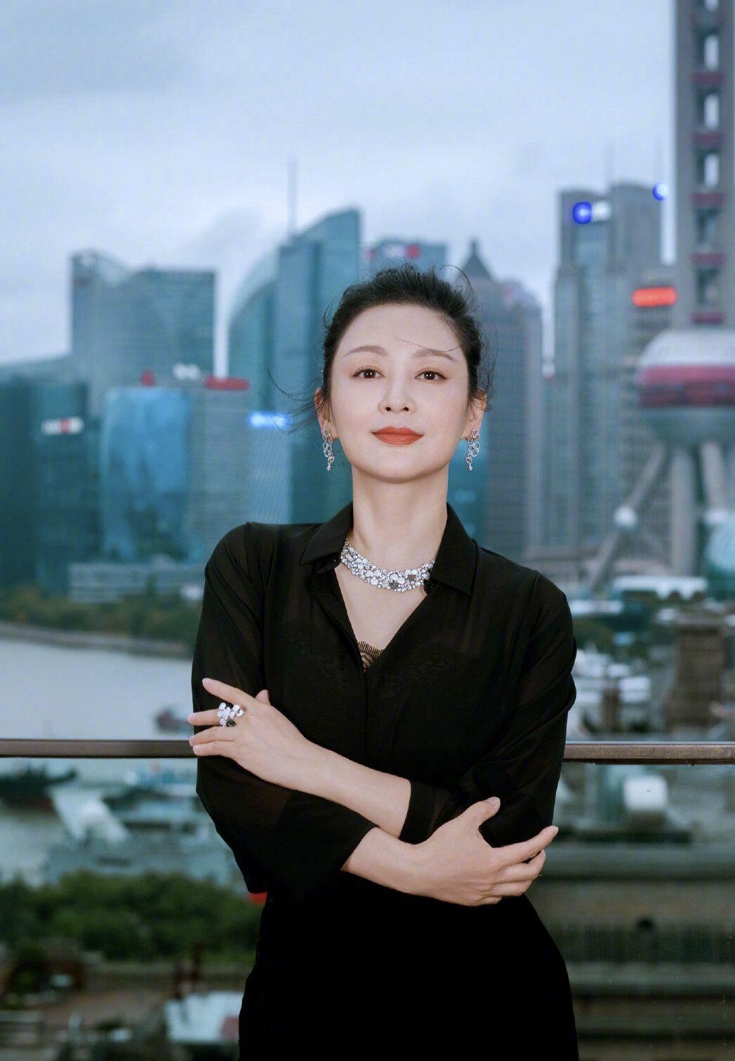 "大陆第一美女"陈红年轻时有多美?长相天然穿衣时髦,太惊艳了