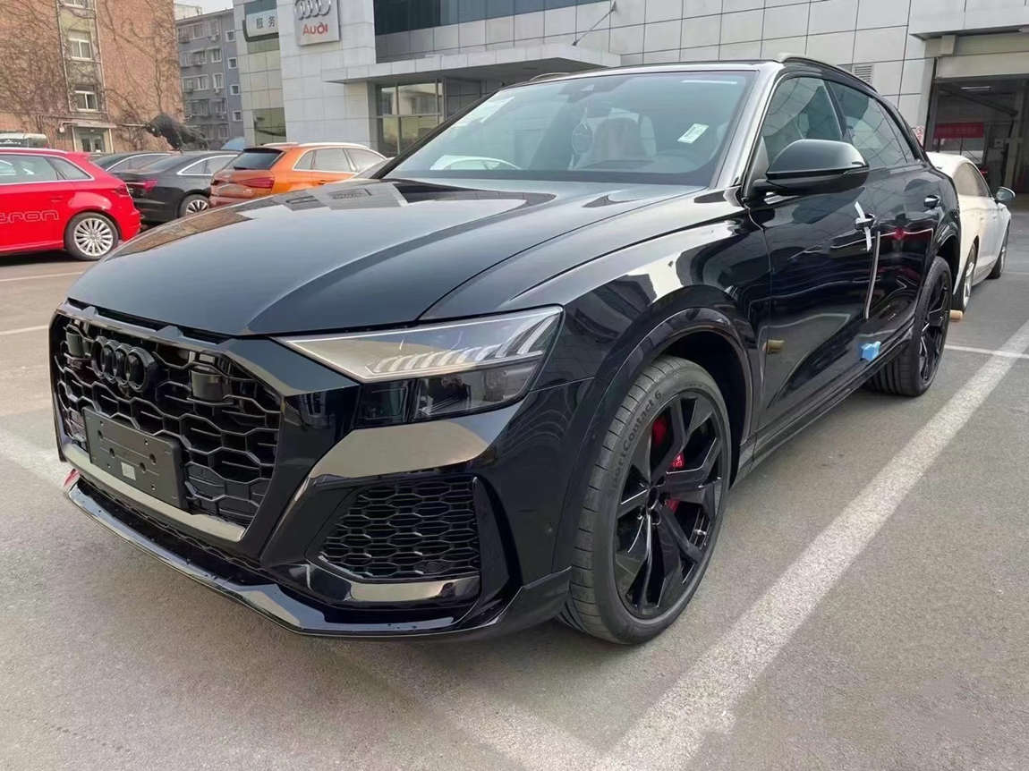 价格仅是兰博基尼urus的一半!奥迪8缸高性能suv!2022款rsq8到店