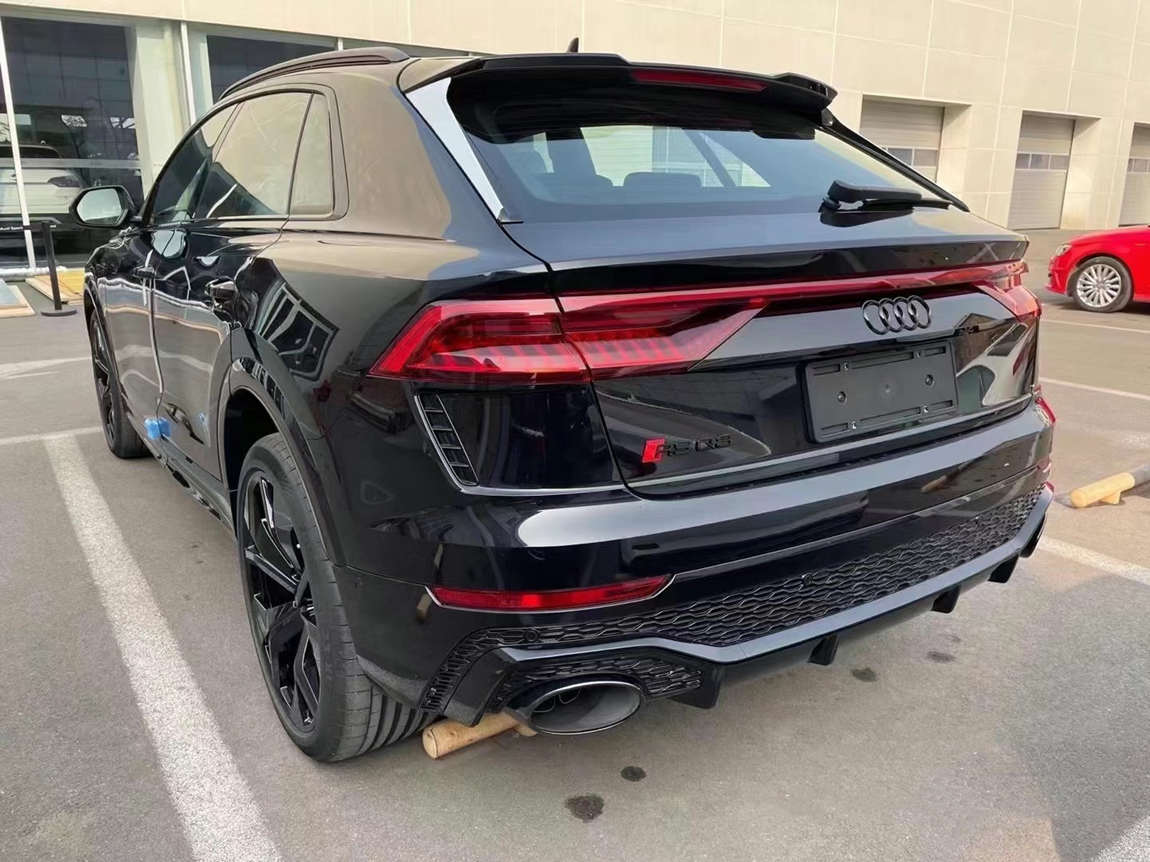 价格仅是兰博基尼urus的一半!奥迪8缸高性能suv!2022款rsq8到店