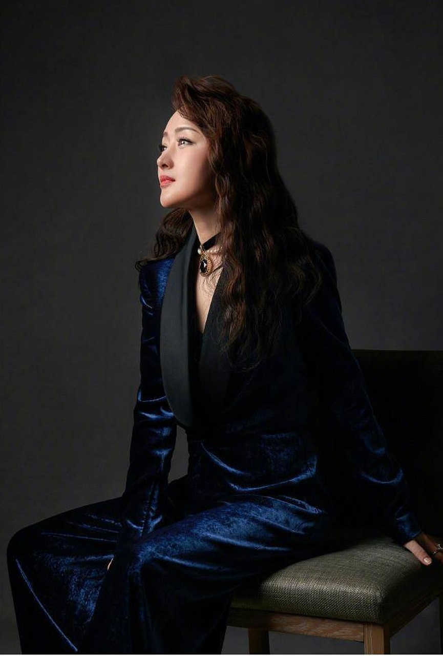 成熟打扮的杨钰莹浑身散发着成熟女性的魅力