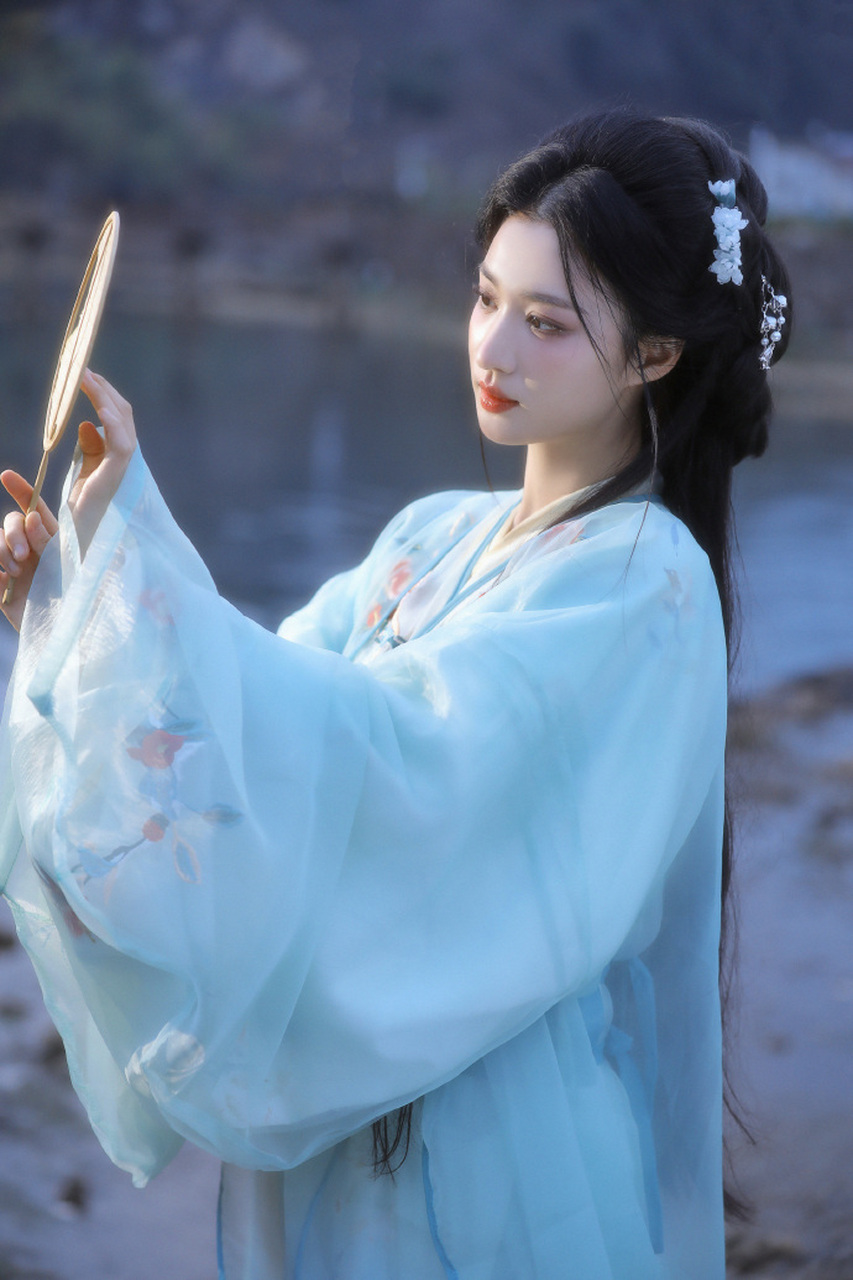 王楚然的古装造型真的很迷人,九宫格照片中她身着青色长裙,手持灯笼