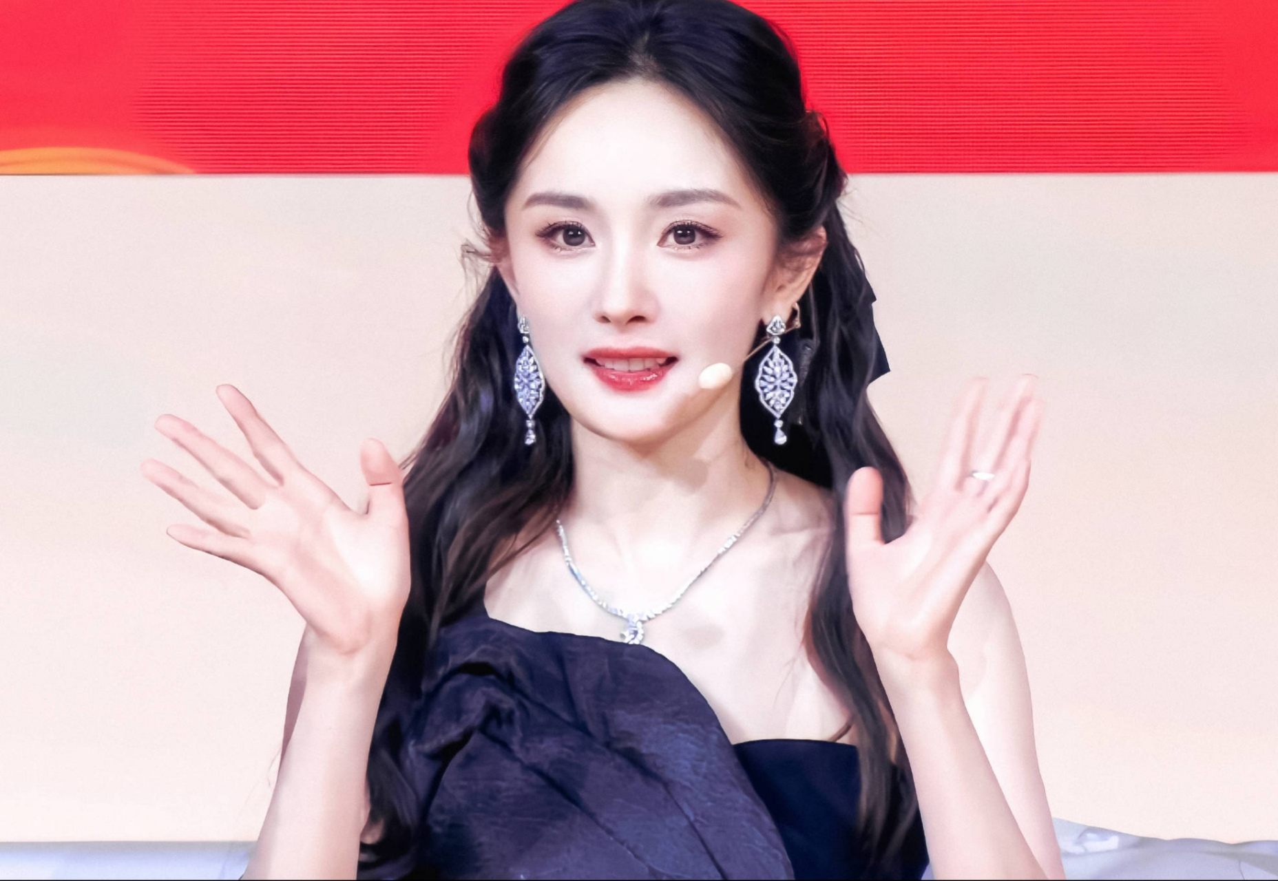 杨幂穿春夏高定打游戏,王者荣耀代言人和限定玩家周深,这场直播真的是