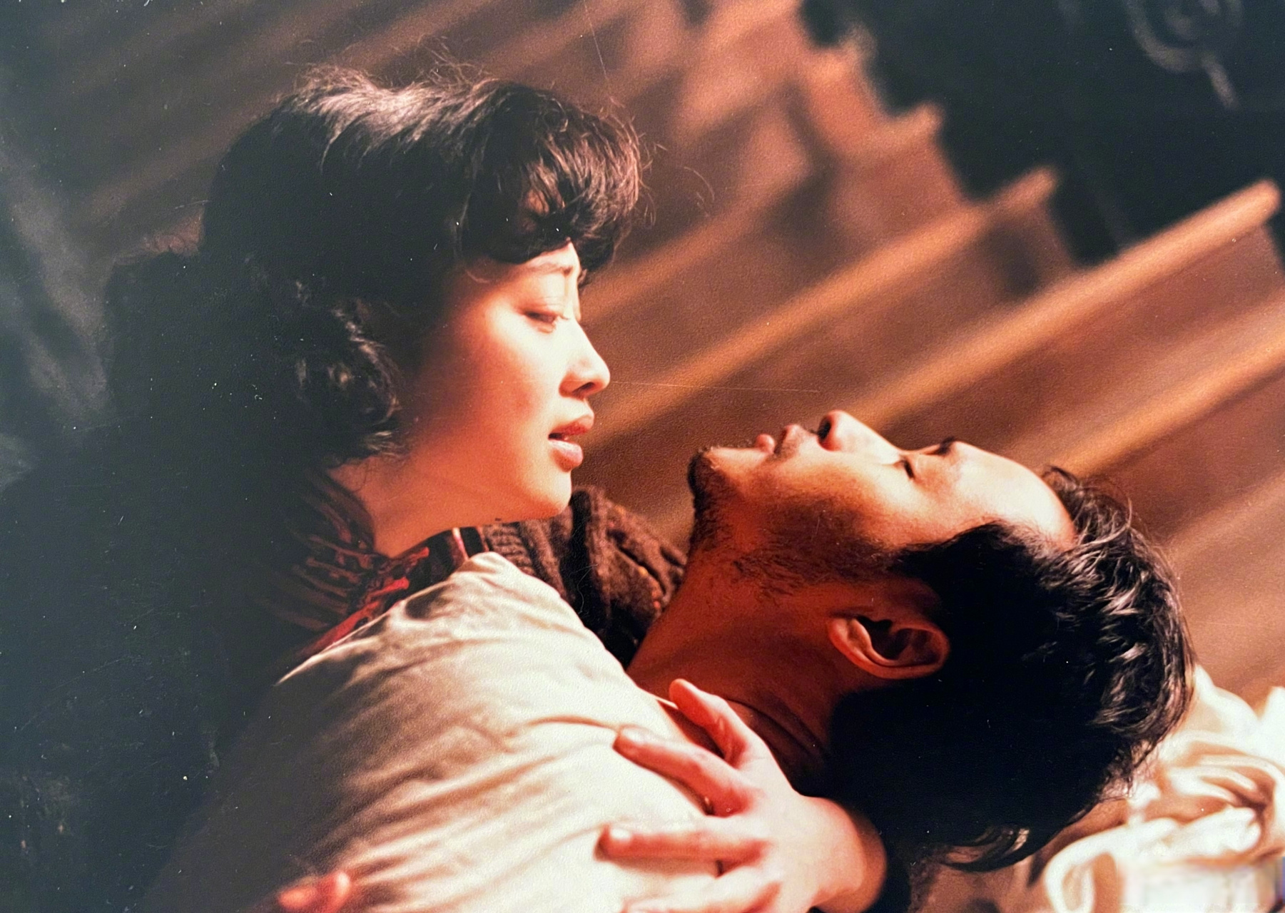 梅婷出道不久就与张国荣合作主演爱情电影《红色恋人》,并凭借该片